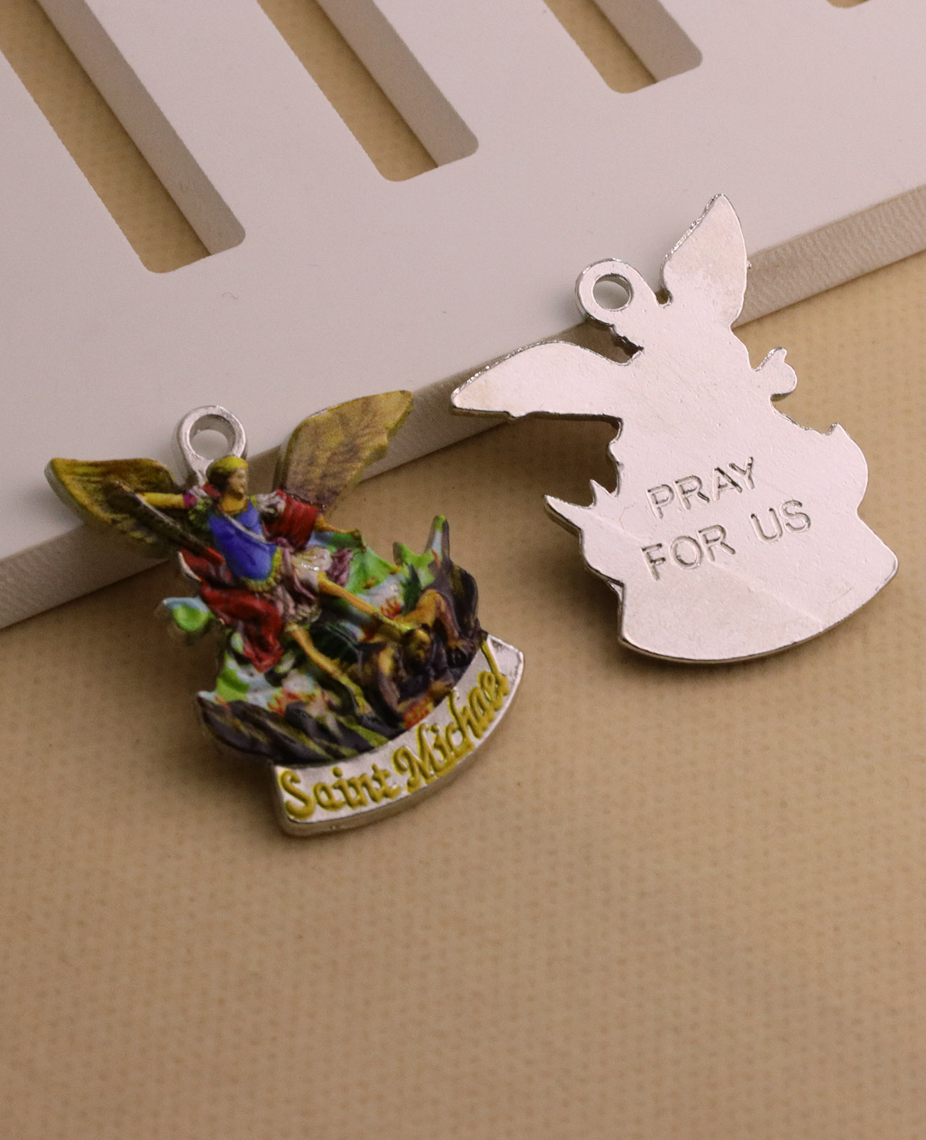 3 ชิ้นคริสเตียน Saint Michael  - Jewelry Making Michaels บทวิจารณ์และราคา